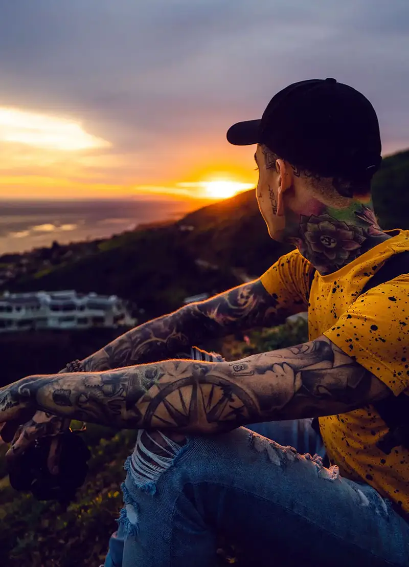 تاتوی رنگی تیشرت زرد شلوارجین پاره